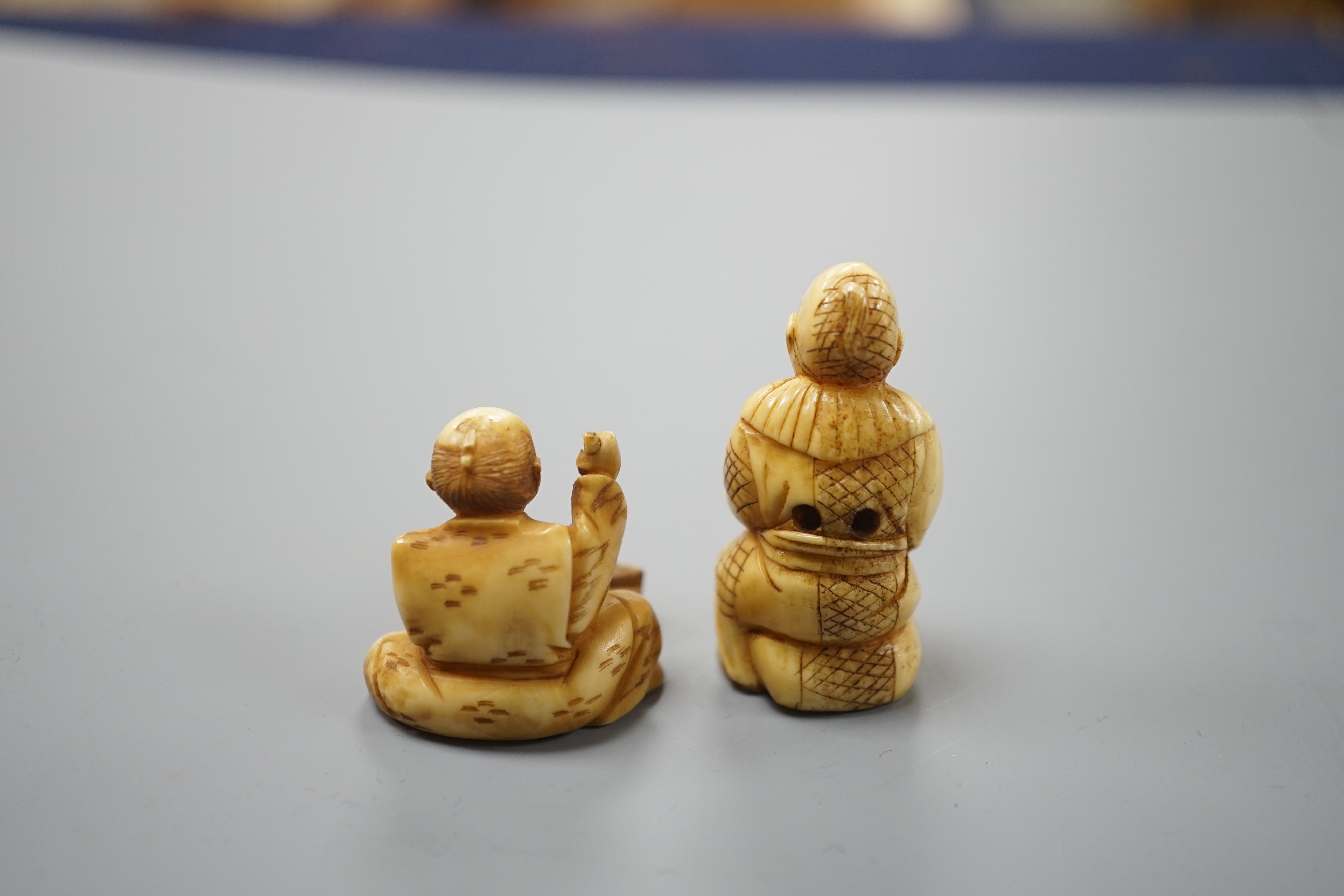 Two Japanese ivory netsuke of craftsman or street vendors, early 20th century, tallest 4.3cm